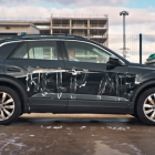'Help me' spelled out in soap on a car at a car wash