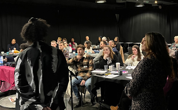 people presenting to audience 